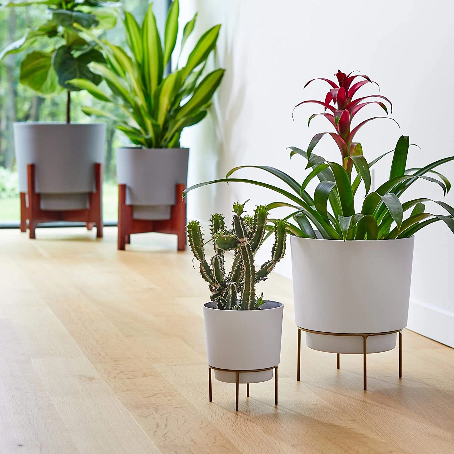 Bloem Hopson Planter With Metal Stand - Casper White - 10" Diameter 2 Bloem Hopson Planter With Metal Stand - Casper White - 10" Diameter - Image 2